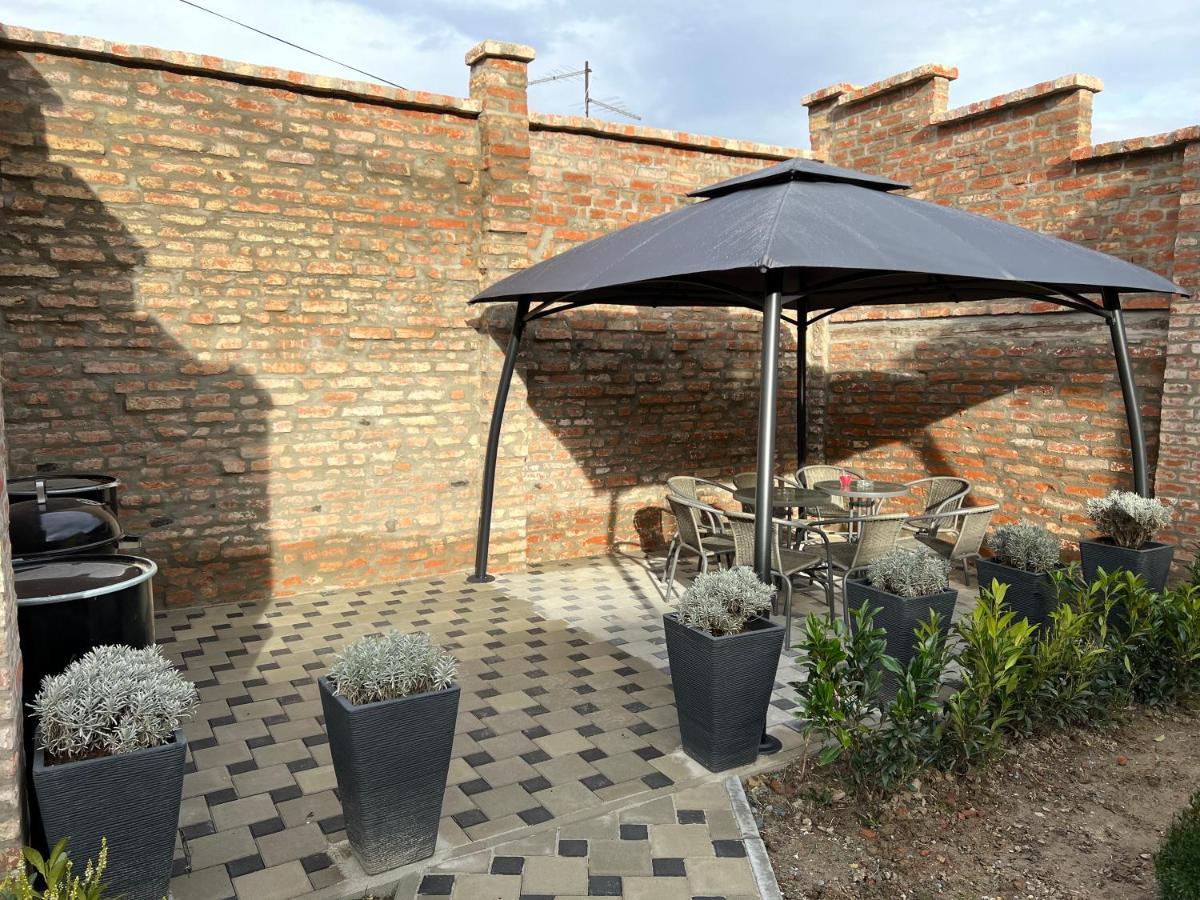 La Luna Rustic Deluxe Apartment With Free Jacuzzi, Bikes & Covered Parking Nasice Eksteriør billede